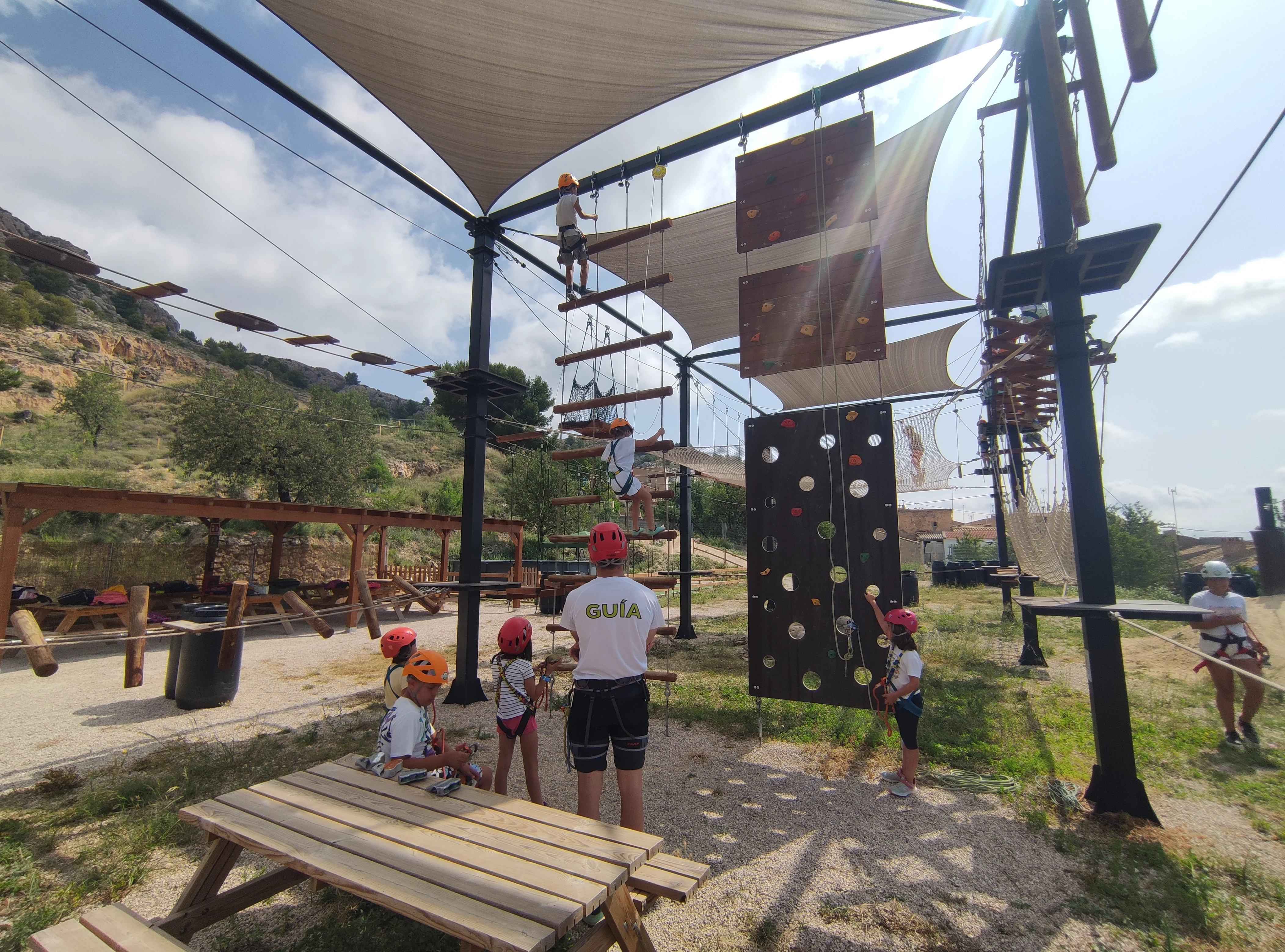 Alumnos escalando en el rocódromo