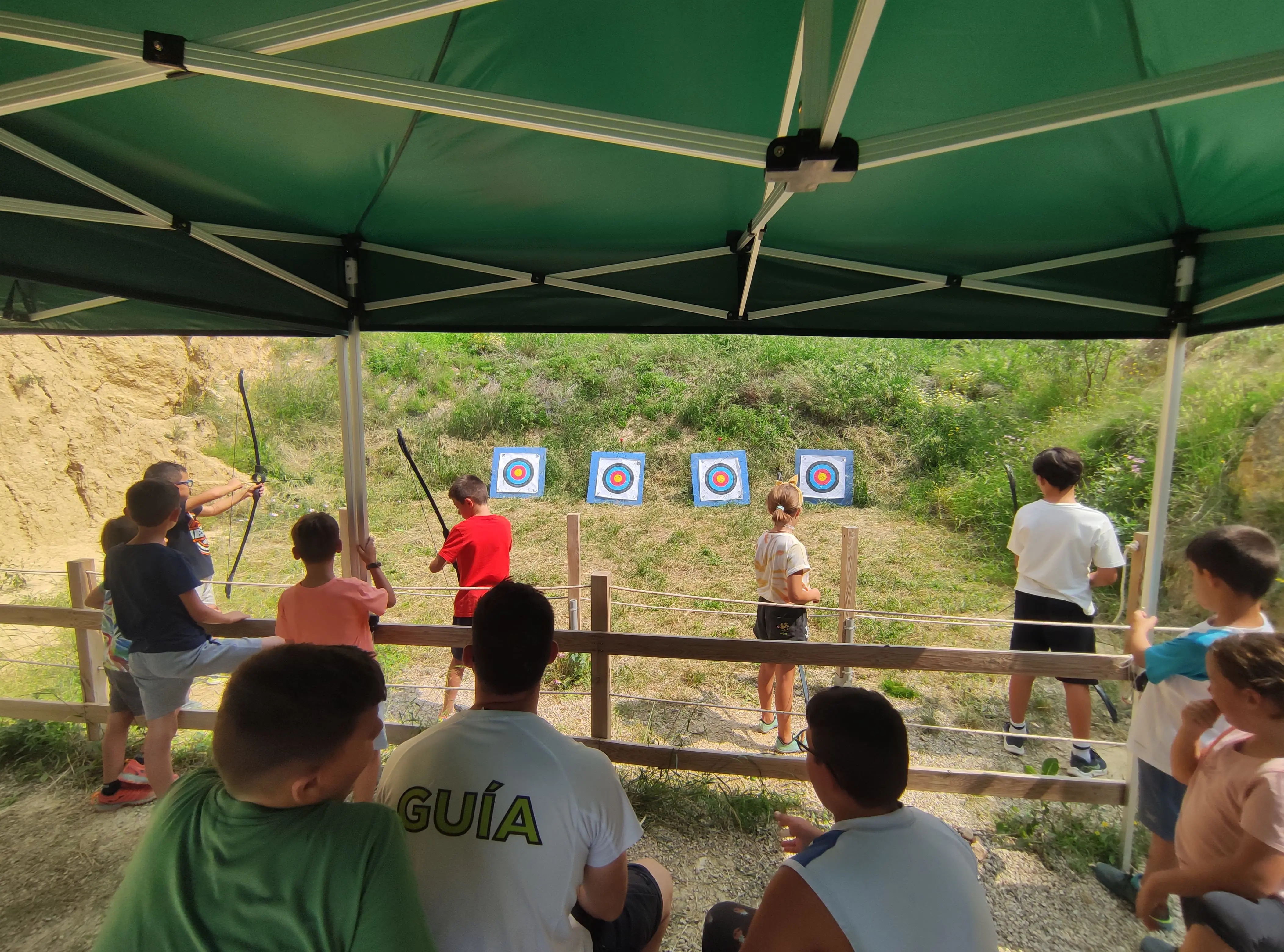 Alumnos practicando tiro con arco