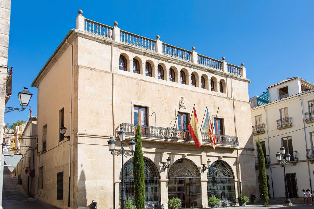 ayuntamiento-castalla-casco-antiguo-excursion-escolar-alicante