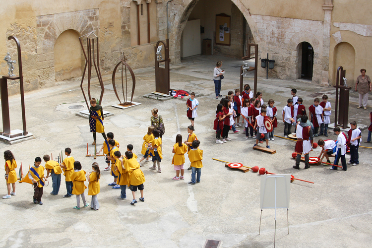 juegos-medievales-colegios-patio-palau-comtal-cocentaina