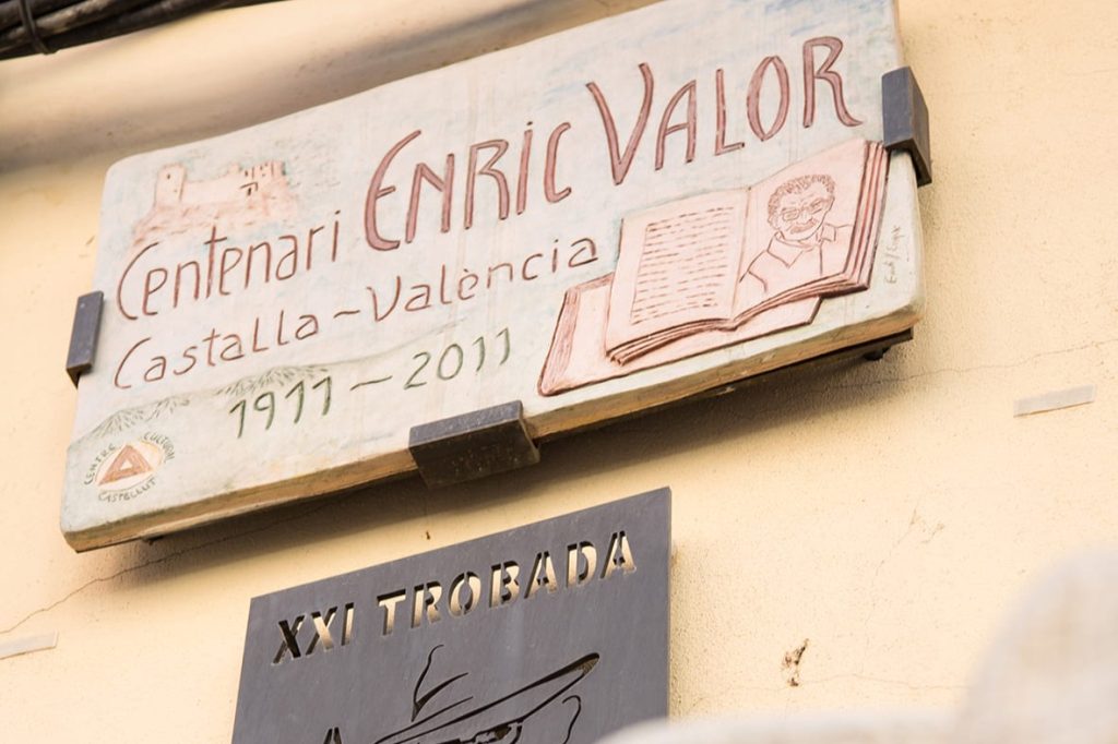 placa-centenari-enric-valor-castalla-excursion-escolar