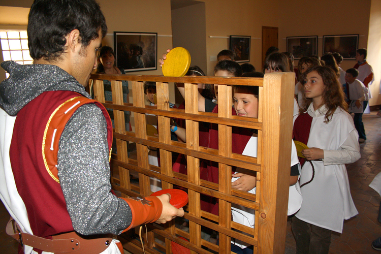 taller-medieval-colegios-alicante-juego-punteria-discos