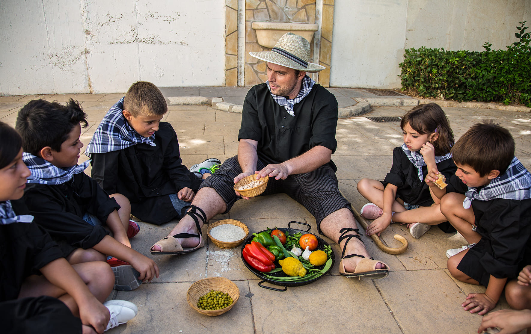 Alumnes jugant a jocs tradicionals valencians