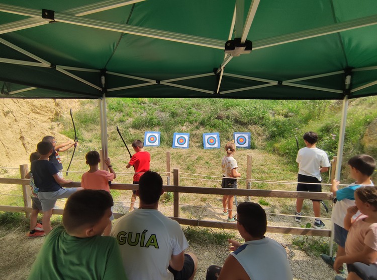 tiro-con-arco-escolar-onil-excursion-multiaventura-alicante
