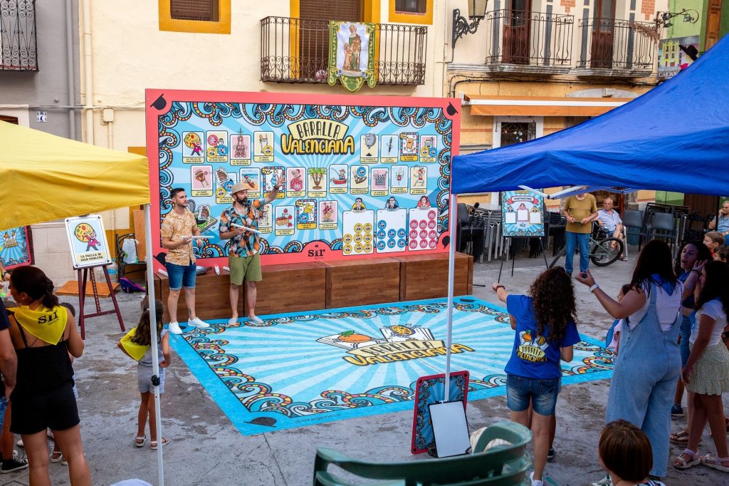 baralla valenciana escenografia cartas gigantes eventos para ayuntamientos