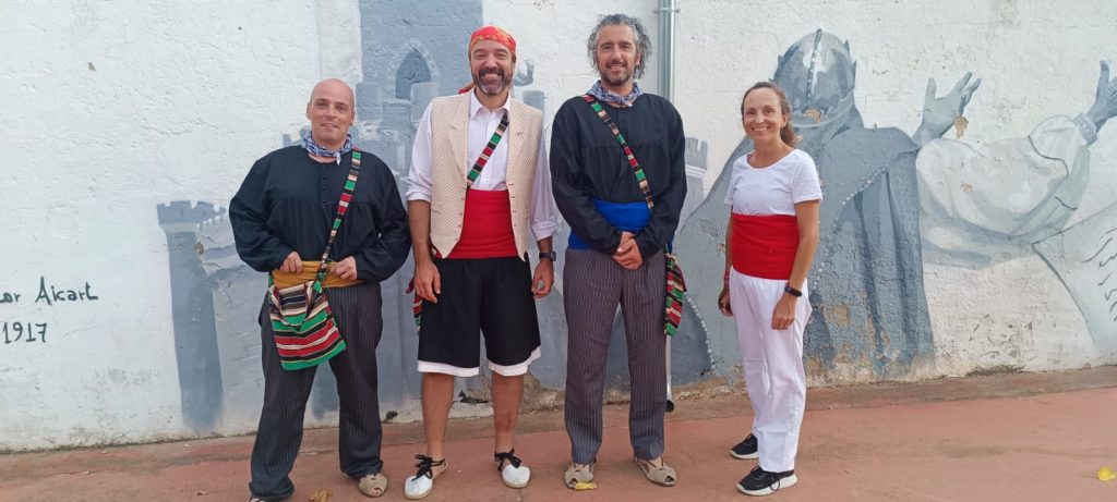 jocs valencians animadores con indumentaria tradicional valenciana